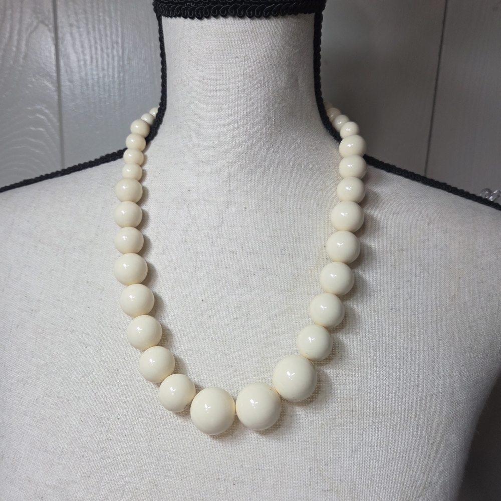 vtg 70s lucite graduated ivory beaded long necklace mrs roper peg bundy 22inches